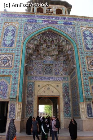 [P50] Shiraz, Altarul Shah-e-Cheragh, Poarta de intrare în a doua curte, deosebită, se vede și arcada bleu asemănătoare cu cea de la Moscheea Sheikh Lotfollah din Isfahan...  » foto by mprofeanu
 - 
<span class="allrVoted glyphicon glyphicon-heart hidden" id="av900013"></span>
<a class="m-l-10 hidden" id="sv900013" onclick="voting_Foto_DelVot(,900013,11195)" role="button">șterge vot <span class="glyphicon glyphicon-remove"></span></a>
<a id="v9900013" class=" c-red"  onclick="voting_Foto_SetVot(900013)" role="button"><span class="glyphicon glyphicon-heart-empty"></span> <b>LIKE</b> = Votează poza</a> <img class="hidden"  id="f900013W9" src="/imagini/loader.gif" border="0" /><span class="AjErrMes hidden" id="e900013ErM"></span>