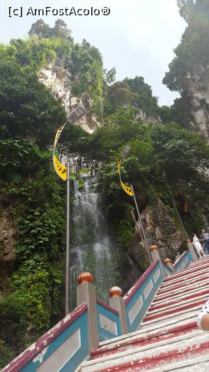 [P07] Batu Caves - pauza pe scari langa o cascada frumoasa » foto by r-Uca
 - 
<span class="allrVoted glyphicon glyphicon-heart hidden" id="av979471"></span>
<a class="m-l-10 hidden" id="sv979471" onclick="voting_Foto_DelVot(,979471,11217)" role="button">șterge vot <span class="glyphicon glyphicon-remove"></span></a>
<a id="v9979471" class=" c-red"  onclick="voting_Foto_SetVot(979471)" role="button"><span class="glyphicon glyphicon-heart-empty"></span> <b>LIKE</b> = Votează poza</a> <img class="hidden"  id="f979471W9" src="/imagini/loader.gif" border="0" /><span class="AjErrMes hidden" id="e979471ErM"></span>