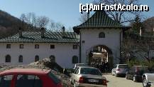 P08 [MAR-2012] Mânăstirea Prislop - poarta.