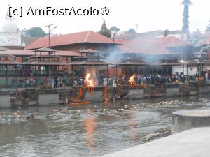 [P45] Nepal - Templul Pashupatinath, ceremonialul incinerării pe râu. » foto by iulianic
 - 
<span class="allrVoted glyphicon glyphicon-heart hidden" id="av1457655"></span>
<a class="m-l-10 hidden" id="sv1457655" onclick="voting_Foto_DelVot(,1457655,11367)" role="button">șterge vot <span class="glyphicon glyphicon-remove"></span></a>
<a id="v91457655" class=" c-red"  onclick="voting_Foto_SetVot(1457655)" role="button"><span class="glyphicon glyphicon-heart-empty"></span> <b>LIKE</b> = Votează poza</a> <img class="hidden"  id="f1457655W9" src="/imagini/loader.gif" border="0" /><span class="AjErrMes hidden" id="e1457655ErM"></span>