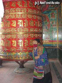 P06 [MAR-2011] Rotita de rugaciune(mosorel,cum ii zic eu,desi cred ca in cazul asta diminutivul nu prea se potriveste:-))-in lacasul de rugaciune de peste drum de intrarea in stupa