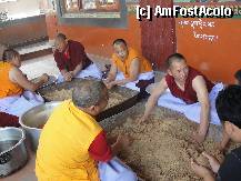 P07 [MAR-2011] Calugari tibetani pregatind masa-bineinteles vegatariana; nu ma intrebati ce e 'nisipul' ala