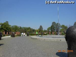 [P45] Bucureşti - Parcul Herăstrău. Monumentul părinţilor fondatori ai Uniunii Europene şi în plan îndepărtat Casa Scânteii.  » foto by iulianic
 - 
<span class="allrVoted glyphicon glyphicon-heart hidden" id="av612906"></span>
<a class="m-l-10 hidden" id="sv612906" onclick="voting_Foto_DelVot(,612906,11447)" role="button">șterge vot <span class="glyphicon glyphicon-remove"></span></a>
<a id="v9612906" class=" c-red"  onclick="voting_Foto_SetVot(612906)" role="button"><span class="glyphicon glyphicon-heart-empty"></span> <b>LIKE</b> = Votează poza</a> <img class="hidden"  id="f612906W9" src="/imagini/loader.gif" border="0" /><span class="AjErrMes hidden" id="e612906ErM"></span>