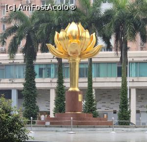 [P17] Piata Lotusului de Aur, unde se afla sculptura aurita „Floarea de lotus”, cadoul Chinei pentru Macao, cu ocazia reuniunii, lotusul devenind floarea orasului Macao. 
Baza sculpturii este realizată din 23 de pietre de granit rosu, ce au forma a trei frunze de lotus, simbolizand Peninsula Macau, Insula Taipa si Insula Coloane. » foto by geani anto
 - 
<span class="allrVoted glyphicon glyphicon-heart hidden" id="av1523516"></span>
<a class="m-l-10 hidden" id="sv1523516" onclick="voting_Foto_DelVot(,1523516,11464)" role="button">șterge vot <span class="glyphicon glyphicon-remove"></span></a>
<a id="v91523516" class=" c-red"  onclick="voting_Foto_SetVot(1523516)" role="button"><span class="glyphicon glyphicon-heart-empty"></span> <b>LIKE</b> = Votează poza</a> <img class="hidden"  id="f1523516W9" src="/imagini/loader.gif" border="0" /><span class="AjErrMes hidden" id="e1523516ErM"></span>