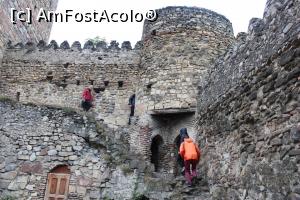 P13 [SEP-2019] Fortăreața Ananuri, Prin Cetate, pe acolo am urcat, puțini curioși, se urcă lipit de zid... 