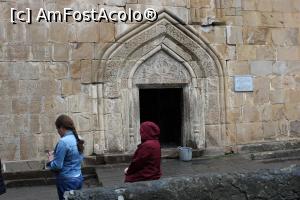 P04 [SEP-2019] Fortăreața Ananuri, Cetatea, Biserica Maica Domnului, Intrarea, am pozat-o trecând de un șanț destul de adânc