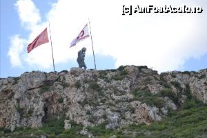 [P06] 'Castelul Sf. Ilarion [...]' / Mergand inspre Nicosia, trecem pe langa monumentul lui Ataturk. Steagul Turciei in stanga si cel al Republicii Turce a Ciprului de Nord in dreapta.  » foto by TraianS
 - 
<span class="allrVoted glyphicon glyphicon-heart hidden" id="av417164"></span>
<a class="m-l-10 hidden" id="sv417164" onclick="voting_Foto_DelVot(,417164,12009)" role="button">șterge vot <span class="glyphicon glyphicon-remove"></span></a>
<a id="v9417164" class=" c-red"  onclick="voting_Foto_SetVot(417164)" role="button"><span class="glyphicon glyphicon-heart-empty"></span> <b>LIKE</b> = Votează poza</a> <img class="hidden"  id="f417164W9" src="/imagini/loader.gif" border="0" /><span class="AjErrMes hidden" id="e417164ErM"></span>