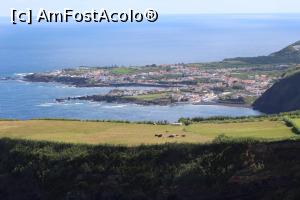 P06 [JUN-2018] Insula Sao Miguel, Miradouro da Ponta do Escalvado, Vedere la pitorescul sat Mosteiros, poză mărită