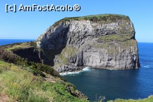 P04 [JUN-2018] Insula Faial, Morro de Castelo Branco și fâșia de pământ ce o leagă de insulă în stânga pozei