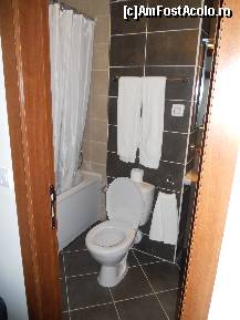 P06 [AUG-2012] Toaleta, in fata WC, in stanga cada (in dreapta dar nu se vede este chiuveta, oglinda si boilerul. 