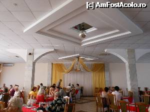 [P19] Hotel Kurortniy - Odesa. Grupul de romani la micul dejun in sala mare a restaurantului.  » foto by iulianic
 - 
<span class="allrVoted glyphicon glyphicon-heart hidden" id="av353947"></span>
<a class="m-l-10 hidden" id="sv353947" onclick="voting_Foto_DelVot(,353947,12437)" role="button">șterge vot <span class="glyphicon glyphicon-remove"></span></a>
<a id="v9353947" class=" c-red"  onclick="voting_Foto_SetVot(353947)" role="button"><span class="glyphicon glyphicon-heart-empty"></span> <b>LIKE</b> = Votează poza</a> <img class="hidden"  id="f353947W9" src="/imagini/loader.gif" border="0" /><span class="AjErrMes hidden" id="e353947ErM"></span>
