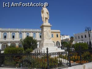 [P10] Zante Town - În Piața Solomos, statuia poetului Dionysios Solomos.  » foto by iulianic
 - 
<span class="allrVoted glyphicon glyphicon-heart hidden" id="av911235"></span>
<a class="m-l-10 hidden" id="sv911235" onclick="voting_Foto_DelVot(,911235,12676)" role="button">șterge vot <span class="glyphicon glyphicon-remove"></span></a>
<a id="v9911235" class=" c-red"  onclick="voting_Foto_SetVot(911235)" role="button"><span class="glyphicon glyphicon-heart-empty"></span> <b>LIKE</b> = Votează poza</a> <img class="hidden"  id="f911235W9" src="/imagini/loader.gif" border="0" /><span class="AjErrMes hidden" id="e911235ErM"></span>