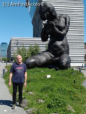 [P62] Oslo și Moren - Mama, statuia imensă din fața Muzeului Munch » foto by mprofeanu
 - 
<span class="allrVoted glyphicon glyphicon-heart hidden" id="av1485260"></span>
<a class="m-l-10 hidden" id="sv1485260" onclick="voting_Foto_DelVot(,1485260,12754)" role="button">șterge vot <span class="glyphicon glyphicon-remove"></span></a>
<a id="v91485260" class=" c-red"  onclick="voting_Foto_SetVot(1485260)" role="button"><span class="glyphicon glyphicon-heart-empty"></span> <b>LIKE</b> = Votează poza</a> <img class="hidden"  id="f1485260W9" src="/imagini/loader.gif" border="0" /><span class="AjErrMes hidden" id="e1485260ErM"></span>