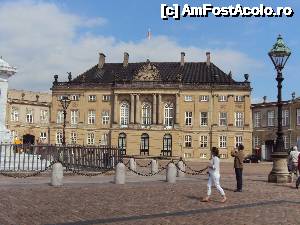 [P15] 15... ce delimitează o curte interioară octogonală. După incendiul din 1794 ce a distrus primul palat Christiansborg, dar și moartea proprietarilor inițiali, familia regală cumpără palatul Amalienborg pentru a locui în el. » foto by msnd
 - 
<span class="allrVoted glyphicon glyphicon-heart hidden" id="av504075"></span>
<a class="m-l-10 hidden" id="sv504075" onclick="voting_Foto_DelVot(,504075,12754)" role="button">șterge vot <span class="glyphicon glyphicon-remove"></span></a>
<a id="v9504075" class=" c-red"  onclick="voting_Foto_SetVot(504075)" role="button"><span class="glyphicon glyphicon-heart-empty"></span> <b>LIKE</b> = Votează poza</a> <img class="hidden"  id="f504075W9" src="/imagini/loader.gif" border="0" /><span class="AjErrMes hidden" id="e504075ErM"></span>