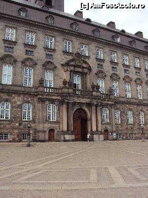 [P09] 9. Suntem în fața Palatului Christiansborg. Este singura clădire din lume care adăpostește simultan principalele instituții fundamentale ale statului - Parlamentul, Guvernul și Curtea Supremă. » foto by msnd
 - 
<span class="allrVoted glyphicon glyphicon-heart hidden" id="av504069"></span>
<a class="m-l-10 hidden" id="sv504069" onclick="voting_Foto_DelVot(,504069,12754)" role="button">șterge vot <span class="glyphicon glyphicon-remove"></span></a>
<a id="v9504069" class=" c-red"  onclick="voting_Foto_SetVot(504069)" role="button"><span class="glyphicon glyphicon-heart-empty"></span> <b>LIKE</b> = Votează poza</a> <img class="hidden"  id="f504069W9" src="/imagini/loader.gif" border="0" /><span class="AjErrMes hidden" id="e504069ErM"></span>