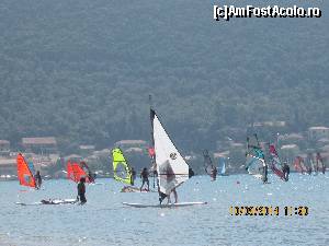 P08 [SEP-2014] Apele blanzi din golful Vassiliki si surferii antrenandu/se. 