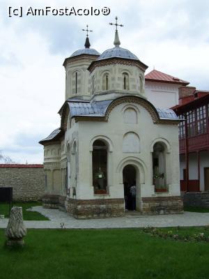 [P03] Mănăstirea Arnota - Biserica, latura vestică. » foto by iulianic
 - 
<span class="allrVoted glyphicon glyphicon-heart hidden" id="av1236235"></span>
<a class="m-l-10 hidden" id="sv1236235" onclick="voting_Foto_DelVot(,1236235,12858)" role="button">șterge vot <span class="glyphicon glyphicon-remove"></span></a>
<a id="v91236235" class=" c-red"  onclick="voting_Foto_SetVot(1236235)" role="button"><span class="glyphicon glyphicon-heart-empty"></span> <b>LIKE</b> = Votează poza</a> <img class="hidden"  id="f1236235W9" src="/imagini/loader.gif" border="0" /><span class="AjErrMes hidden" id="e1236235ErM"></span>