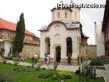 P14 [JUL-2010] Biserica Manastirii Arnota si credinciosii ascultand slujba