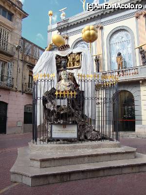 P17 [FEB-2012] Teatre Museu Dalí din Figuerés: Monumentul Francesc Pujols din fața intrării oficiale în muzeu