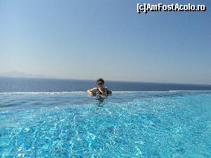 P05 [JUL-2013] Michelangelo Resort & Spa, Kos, Grecia. Este o iluzie optica foarte bine gandita, aceea ca piscina s-ar continua in mare. 