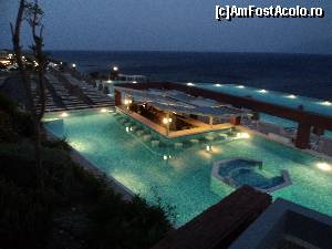 P08 [JUL-2013] Michelangelo Resort & Spa, Kos, Grecia. Aici avem alta piscine, iar in plan departat cea de care v-am spus, cea cu iluzia optica. 