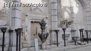 [P20] Memorialul închinat lui Dom Nuno Alvares Pereira, fondatorul Mânăstirii Carmo. Ornament arhitectural sub dorma unei flăcări pâlpâitoare din secolul al XVIII-lea; capiteluri (secolul al XVI-lea); corbele cu îngeri (secolul al XVIII-lea); cristelniță (secolul al XV-lea); Pietre de Arme (secolele XIV ȘI XIX); fronton cu armele Ordinului III de Sao Francisco (secolul al XVIII-lea); inscripții comemorative din secolul al XVI-lea; pietre funerare din secolele XVI și XVII, capitel composit din secolul al XIX-lea; replica sabiei Sfântului Conetabil Nuno de Santa Maria. » foto by ovidiuyepi
 - 
<span class="allrVoted glyphicon glyphicon-heart hidden" id="av1402042"></span>
<a class="m-l-10 hidden" id="sv1402042" onclick="voting_Foto_DelVot(,1402042,13214)" role="button">șterge vot <span class="glyphicon glyphicon-remove"></span></a>
<a id="v91402042" class=" c-red"  onclick="voting_Foto_SetVot(1402042)" role="button"><span class="glyphicon glyphicon-heart-empty"></span> <b>LIKE</b> = Votează poza</a> <img class="hidden"  id="f1402042W9" src="/imagini/loader.gif" border="0" /><span class="AjErrMes hidden" id="e1402042ErM"></span>