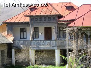 [P21] Casa Serghe Popescu, Gheorghe Popa - în dreapta sub streașină se observă literele traforate din lemn - Pietroșița.  » foto by tata123 🔱
 - 
<span class="allrVoted glyphicon glyphicon-heart hidden" id="av849868"></span>
<a class="m-l-10 hidden" id="sv849868" onclick="voting_Foto_DelVot(,849868,13519)" role="button">șterge vot <span class="glyphicon glyphicon-remove"></span></a>
<a id="v9849868" class=" c-red"  onclick="voting_Foto_SetVot(849868)" role="button"><span class="glyphicon glyphicon-heart-empty"></span> <b>LIKE</b> = Votează poza</a> <img class="hidden"  id="f849868W9" src="/imagini/loader.gif" border="0" /><span class="AjErrMes hidden" id="e849868ErM"></span>