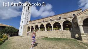 [P08] Manastirea Ardenica ocupa un loc important in istoria locala albaneza, aici oficializandu-se casatoria lui Skanderbeg cu Donika, fiica lui Gjergj Arianiti, unul dintre cei mai influenti nobili albanezi.
In 1913, aici a fost deschisa prima scoala albaneza, iar in anii 1920, a servit ca internat. 
Turnul clopotnita a fost construit in 1925, iar pentru colectarea apei de ploaie s-au construit cisterne, 4 dintre ele existand si astazi.
In 1932 a avut loc un incendiu, care a dus la imprastierea monahilor, manastirea ramanand aproape pustie. In vremea prigoanei comuniste, episcopul Irineu a salvat manastirea de la distrugere. Comunistii au folosit manastirea drept depozit de armament. Mai tarziu, manastirea a fost declarata 'Monument de Cultura', fiind protejata de stat. 
Biserica Maicii Domnului din Manastirea Ardenica pastreaza fresce valoroase cu scene din Vechiul Testament si din Noul Testament. » foto by geani anto
 - 
<span class="allrVoted glyphicon glyphicon-heart hidden" id="av1531465"></span>
<a class="m-l-10 hidden" id="sv1531465" onclick="voting_Foto_DelVot(,1531465,13585)" role="button">șterge vot <span class="glyphicon glyphicon-remove"></span></a>
<a id="v91531465" class=" c-red"  onclick="voting_Foto_SetVot(1531465)" role="button"><span class="glyphicon glyphicon-heart-empty"></span> <b>LIKE</b> = Votează poza</a> <img class="hidden"  id="f1531465W9" src="/imagini/loader.gif" border="0" /><span class="AjErrMes hidden" id="e1531465ErM"></span>
