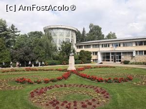 [P06] Bustul lui Anastasie Fătu în fața Pavilionului Principal » foto by Zoazore
 - 
<span class="allrVoted glyphicon glyphicon-heart hidden" id="av1532452"></span>
<a class="m-l-10 hidden" id="sv1532452" onclick="voting_Foto_DelVot(,1532452,13735)" role="button">șterge vot <span class="glyphicon glyphicon-remove"></span></a>
<a id="v91532452" class=" c-red"  onclick="voting_Foto_SetVot(1532452)" role="button"><span class="glyphicon glyphicon-heart-empty"></span> <b>LIKE</b> = Votează poza</a> <img class="hidden"  id="f1532452W9" src="/imagini/loader.gif" border="0" /><span class="AjErrMes hidden" id="e1532452ErM"></span>
