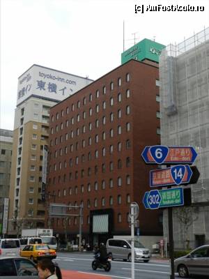 [P02] Hotelul Nihonbashi Villa, cladirea rosie. Undeva in dreapta pozei, e Exitul C4, de la JR Bakurocho.  » foto by TraianS
 - 
<span class="allrVoted glyphicon glyphicon-heart hidden" id="av406167"></span>
<a class="m-l-10 hidden" id="sv406167" onclick="voting_Foto_DelVot(,406167,13738)" role="button">șterge vot <span class="glyphicon glyphicon-remove"></span></a>
<a id="v9406167" class=" c-red"  onclick="voting_Foto_SetVot(406167)" role="button"><span class="glyphicon glyphicon-heart-empty"></span> <b>LIKE</b> = Votează poza</a> <img class="hidden"  id="f406167W9" src="/imagini/loader.gif" border="0" /><span class="AjErrMes hidden" id="e406167ErM"></span>