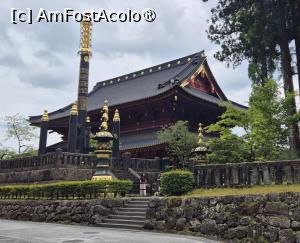 [P04] Pagoda Sorinto, are o forma neobisnuita, semanand cu turnul final aflat de obicei deasupra pagodelor. Este din bronz si a fost construita de calugarul Tenkai, preotul sef al complexului templului Nikkosan la inceputul anilor 1600. Rolul acesteia era de a indeparta spiritele rele si a mentine pacea in regat.
De fiecare parte a pagodei exista 2 felinare de bronz, care au fost donate de negustorii de matase din Edo, Osaka si Nagasaki. Imaginile care decoreaza felinarele prezinta elefanti desenati dupa descrieri, fara a fi fost vazuti in realitate, la fel ca si cei de la templul Tosho-gu. » foto by geani anto
 - 
<span class="allrVoted glyphicon glyphicon-heart hidden" id="av1440728"></span>
<a class="m-l-10 hidden" id="sv1440728" onclick="voting_Foto_DelVot(,1440728,13808)" role="button">șterge vot <span class="glyphicon glyphicon-remove"></span></a>
<a id="v91440728" class=" c-red"  onclick="voting_Foto_SetVot(1440728)" role="button"><span class="glyphicon glyphicon-heart-empty"></span> <b>LIKE</b> = Votează poza</a> <img class="hidden"  id="f1440728W9" src="/imagini/loader.gif" border="0" /><span class="AjErrMes hidden" id="e1440728ErM"></span>