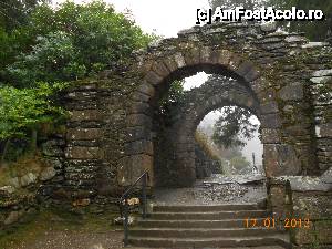 [P19] Parcul Naţional Glendalough, complexul monahal Glendalough, singura poarta dubla, din piatra, care era prevazuta cu un turn de veghe.  » foto by Diaura*
 - 
<span class="allrVoted glyphicon glyphicon-heart hidden" id="av411640"></span>
<a class="m-l-10 hidden" id="sv411640" onclick="voting_Foto_DelVot(,411640,13899)" role="button">șterge vot <span class="glyphicon glyphicon-remove"></span></a>
<a id="v9411640" class=" c-red"  onclick="voting_Foto_SetVot(411640)" role="button"><span class="glyphicon glyphicon-heart-empty"></span> <b>LIKE</b> = Votează poza</a> <img class="hidden"  id="f411640W9" src="/imagini/loader.gif" border="0" /><span class="AjErrMes hidden" id="e411640ErM"></span>