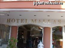 [P01] Intrare la hotel Mallas 2* din Nea Kallikrateia. Este un hotel aproape de plaja, superior celor 2 stele afisate.  » foto by Andox
 - 
<span class="allrVoted glyphicon glyphicon-heart hidden" id="av414466"></span>
<a class="m-l-10 hidden" id="sv414466" onclick="voting_Foto_DelVot(,414466,13994)" role="button">șterge vot <span class="glyphicon glyphicon-remove"></span></a>
<a id="v9414466" class=" c-red"  onclick="voting_Foto_SetVot(414466)" role="button"><span class="glyphicon glyphicon-heart-empty"></span> <b>LIKE</b> = Votează poza</a> <img class="hidden"  id="f414466W9" src="/imagini/loader.gif" border="0" /><span class="AjErrMes hidden" id="e414466ErM"></span>