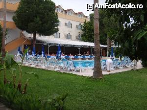 [P04] Konar&Doruk Hotel- a doua piscina, in fundal se vede terasa restaurantului » foto by Andox
 - 
<span class="allrVoted glyphicon glyphicon-heart hidden" id="av425967"></span>
<a class="m-l-10 hidden" id="sv425967" onclick="voting_Foto_DelVot(,425967,14272)" role="button">șterge vot <span class="glyphicon glyphicon-remove"></span></a>
<a id="v9425967" class=" c-red"  onclick="voting_Foto_SetVot(425967)" role="button"><span class="glyphicon glyphicon-heart-empty"></span> <b>LIKE</b> = Votează poza</a> <img class="hidden"  id="f425967W9" src="/imagini/loader.gif" border="0" /><span class="AjErrMes hidden" id="e425967ErM"></span>