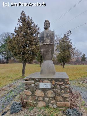 [P01] Statuie reprezentând pe Constantin Brâncuși în parcul de lângă casa-muzeu din Hobița. » foto by tata123 🔱
 - 
<span class="allrVoted glyphicon glyphicon-heart hidden" id="av1351835"></span>
<a class="m-l-10 hidden" id="sv1351835" onclick="voting_Foto_DelVot(,1351835,14443)" role="button">șterge vot <span class="glyphicon glyphicon-remove"></span></a>
<a id="v91351835" class=" c-red"  onclick="voting_Foto_SetVot(1351835)" role="button"><span class="glyphicon glyphicon-heart-empty"></span> <b>LIKE</b> = Votează poza</a> <img class="hidden"  id="f1351835W9" src="/imagini/loader.gif" border="0" /><span class="AjErrMes hidden" id="e1351835ErM"></span>