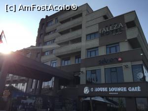 [P03] Hotel Faleza vazut din alt unghi - in stanga intrarii se gaseste o cafenea » foto by Dan&Ema
 - 
<span class="allrVoted glyphicon glyphicon-heart hidden" id="av854741"></span>
<a class="m-l-10 hidden" id="sv854741" onclick="voting_Foto_DelVot(,854741,14467)" role="button">șterge vot <span class="glyphicon glyphicon-remove"></span></a>
<a id="v9854741" class=" c-red"  onclick="voting_Foto_SetVot(854741)" role="button"><span class="glyphicon glyphicon-heart-empty"></span> <b>LIKE</b> = Votează poza</a> <img class="hidden"  id="f854741W9" src="/imagini/loader.gif" border="0" /><span class="AjErrMes hidden" id="e854741ErM"></span>