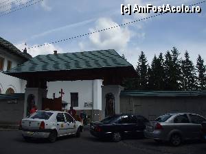 [P01] MAN. SINAIA / poarta de intrare în curtea nouă a mănăstirii Sinaia » foto by vanda
 - 
<span class="allrVoted glyphicon glyphicon-heart hidden" id="av364864"></span>
<a class="m-l-10 hidden" id="sv364864" onclick="voting_Foto_DelVot(,364864,14696)" role="button">șterge vot <span class="glyphicon glyphicon-remove"></span></a>
<a id="v9364864" class=" c-red"  onclick="voting_Foto_SetVot(364864)" role="button"><span class="glyphicon glyphicon-heart-empty"></span> <b>LIKE</b> = Votează poza</a> <img class="hidden"  id="f364864W9" src="/imagini/loader.gif" border="0" /><span class="AjErrMes hidden" id="e364864ErM"></span>