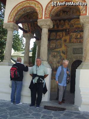 [P10] MAN. SINAIA / tot la intrarea în biserica mare (aici se pot vedea picturile din partea stângă)  » foto by vanda
 - 
<span class="allrVoted glyphicon glyphicon-heart hidden" id="av364882"></span>
<a class="m-l-10 hidden" id="sv364882" onclick="voting_Foto_DelVot(,364882,14696)" role="button">șterge vot <span class="glyphicon glyphicon-remove"></span></a>
<a id="v9364882" class=" c-red"  onclick="voting_Foto_SetVot(364882)" role="button"><span class="glyphicon glyphicon-heart-empty"></span> <b>LIKE</b> = Votează poza</a> <img class="hidden"  id="f364882W9" src="/imagini/loader.gif" border="0" /><span class="AjErrMes hidden" id="e364882ErM"></span>