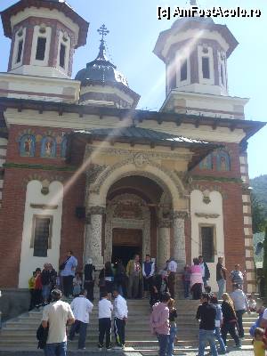 [P18] MAN. SINAIA / intrarea în biserica mare a mănăstirii făcută din curtea nouă (în ziua de Sfânta Maria)  » foto by vanda
 - 
<span class="allrVoted glyphicon glyphicon-heart hidden" id="av364895"></span>
<a class="m-l-10 hidden" id="sv364895" onclick="voting_Foto_DelVot(,364895,14696)" role="button">șterge vot <span class="glyphicon glyphicon-remove"></span></a>
<a id="v9364895" class=" c-red"  onclick="voting_Foto_SetVot(364895)" role="button"><span class="glyphicon glyphicon-heart-empty"></span> <b>LIKE</b> = Votează poza</a> <img class="hidden"  id="f364895W9" src="/imagini/loader.gif" border="0" /><span class="AjErrMes hidden" id="e364895ErM"></span>