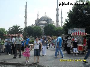 [P02] Piata mare din Istanbul dintre Sfanta Sofia din fata si Moscheea Albastra.  » foto by calatorul
 - 
<span class="allrVoted glyphicon glyphicon-heart hidden" id="av564672"></span>
<a class="m-l-10 hidden" id="sv564672" onclick="voting_Foto_DelVot(,564672,14995)" role="button">șterge vot <span class="glyphicon glyphicon-remove"></span></a>
<a id="v9564672" class=" c-red"  onclick="voting_Foto_SetVot(564672)" role="button"><span class="glyphicon glyphicon-heart-empty"></span> <b>LIKE</b> = Votează poza</a> <img class="hidden"  id="f564672W9" src="/imagini/loader.gif" border="0" /><span class="AjErrMes hidden" id="e564672ErM"></span>