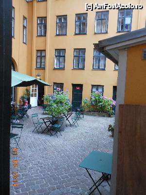 [P04] Hotel Danmark - Copenhaga, curtea interioară amenajată ca o terasă (cu mese, scaune, umbreluţe şi plante decorative).  » foto by iulianic
 - 
<span class="allrVoted glyphicon glyphicon-heart hidden" id="av454551"></span>
<a class="m-l-10 hidden" id="sv454551" onclick="voting_Foto_DelVot(,454551,15039)" role="button">șterge vot <span class="glyphicon glyphicon-remove"></span></a>
<a id="v9454551" class=" c-red"  onclick="voting_Foto_SetVot(454551)" role="button"><span class="glyphicon glyphicon-heart-empty"></span> <b>LIKE</b> = Votează poza</a> <img class="hidden"  id="f454551W9" src="/imagini/loader.gif" border="0" /><span class="AjErrMes hidden" id="e454551ErM"></span>