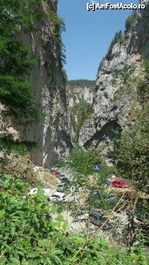 [P170] Defileul Trigrad, peştera Gâtul diavolului, sătucul Trigrad şi Muzeul urşilor / parcarea de la intrarea peșterii văzută de sus » foto by Dragoș_MD
 - 
<span class="allrVoted glyphicon glyphicon-heart hidden" id="av465662"></span>
<a class="m-l-10 hidden" id="sv465662" onclick="voting_Foto_DelVot(,465662,15256)" role="button">șterge vot <span class="glyphicon glyphicon-remove"></span></a>
<a id="v9465662" class=" c-red"  onclick="voting_Foto_SetVot(465662)" role="button"><span class="glyphicon glyphicon-heart-empty"></span> <b>LIKE</b> = Votează poza</a> <img class="hidden"  id="f465662W9" src="/imagini/loader.gif" border="0" /><span class="AjErrMes hidden" id="e465662ErM"></span>