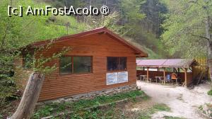 [P61] Peștera Lepenița, cabana unde se face instructajul înaintea pornirii, mai în spate, foișorul unde se face echiparea » foto by Dragoș_MD
 - 
<span class="allrVoted glyphicon glyphicon-heart hidden" id="av1467019"></span>
<a class="m-l-10 hidden" id="sv1467019" onclick="voting_Foto_DelVot(,1467019,15301)" role="button">șterge vot <span class="glyphicon glyphicon-remove"></span></a>
<a id="v91467019" class=" c-red"  onclick="voting_Foto_SetVot(1467019)" role="button"><span class="glyphicon glyphicon-heart-empty"></span> <b>LIKE</b> = Votează poza</a> <img class="hidden"  id="f1467019W9" src="/imagini/loader.gif" border="0" /><span class="AjErrMes hidden" id="e1467019ErM"></span>