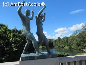 [P06] Prima secțiune a parcului, Podul. De-o parte și de alta sculpturi reprezentând bărbați, femei, copii, simbolizând o mulțime de sentimente.  » foto by Aurici
 - 
<span class="allrVoted glyphicon glyphicon-heart hidden" id="av794709"></span>
<a class="m-l-10 hidden" id="sv794709" onclick="voting_Foto_DelVot(,794709,15474)" role="button">șterge vot <span class="glyphicon glyphicon-remove"></span></a>
<a id="v9794709" class=" c-red"  onclick="voting_Foto_SetVot(794709)" role="button"><span class="glyphicon glyphicon-heart-empty"></span> <b>LIKE</b> = Votează poza</a> <img class="hidden"  id="f794709W9" src="/imagini/loader.gif" border="0" /><span class="AjErrMes hidden" id="e794709ErM"></span>