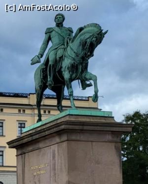 [P10] Statuia din bronz a regelui Karl Johan, aflata in fata Palatului, il reprezinta pe rege intr-o uniforma de maresal suedez, avand privirea indreptata spre poarta Karl Johans. Calul pare ca tocmai porneste, cu piciorul stang ridicat pentru a pasi, in timp ce regele saluta tinand palaria intr-o mana. Pe partile laterale ale soclului statuii se afla inscriptiile: „Iubirea oamenilor, recompensa mea” si „Poporul norvegian a ridicat acest memorial”. » foto by geani anto
 - 
<span class="allrVoted glyphicon glyphicon-heart hidden" id="av1348060"></span>
<a class="m-l-10 hidden" id="sv1348060" onclick="voting_Foto_DelVot(,1348060,15474)" role="button">șterge vot <span class="glyphicon glyphicon-remove"></span></a>
<a id="v91348060" class=" c-red"  onclick="voting_Foto_SetVot(1348060)" role="button"><span class="glyphicon glyphicon-heart-empty"></span> <b>LIKE</b> = Votează poza</a> <img class="hidden"  id="f1348060W9" src="/imagini/loader.gif" border="0" /><span class="AjErrMes hidden" id="e1348060ErM"></span>