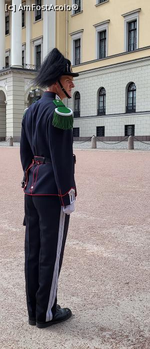 [P06] Uniformele bleumarin ale garzilor au ramas practic neschimbate de-a lungul timpului. Palaria melon cu pene a fost copiata dupa palariile unui regiment din Italia, care a impresionat-o atat de mult pe printesa suedeza Louise, incat si-a dorit ca si garzile norvegiene sa poarte pe cap o astfel de palarie. Insigna de pe palarie a regimentului este o rozeta in culorile regale ale Norvegiei, cu monograma actualului monarh. » foto by geani anto
 - 
<span class="allrVoted glyphicon glyphicon-heart hidden" id="av1348056"></span>
<a class="m-l-10 hidden" id="sv1348056" onclick="voting_Foto_DelVot(,1348056,15474)" role="button">șterge vot <span class="glyphicon glyphicon-remove"></span></a>
<a id="v91348056" class=" c-red"  onclick="voting_Foto_SetVot(1348056)" role="button"><span class="glyphicon glyphicon-heart-empty"></span> <b>LIKE</b> = Votează poza</a> <img class="hidden"  id="f1348056W9" src="/imagini/loader.gif" border="0" /><span class="AjErrMes hidden" id="e1348056ErM"></span>