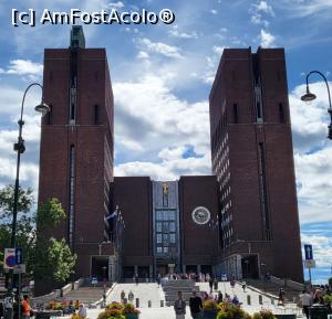 [P01] Cladirea primariei din Oslo este recognoscibila prin fatada de caramida rosie si cele doua turnuri, inalte de 63 si 66 de metri. Unul dintre turnuri are un set de 49 de clopote, care suna la fiecare ora, intre 7 dimineata si miezul noptii, de fiecare data cu o melodie diferita. » foto by geani anto
 - 
<span class="allrVoted glyphicon glyphicon-heart hidden" id="av1348303"></span>
<a class="m-l-10 hidden" id="sv1348303" onclick="voting_Foto_DelVot(,1348303,15474)" role="button">șterge vot <span class="glyphicon glyphicon-remove"></span></a>
<a id="v91348303" class=" c-red"  onclick="voting_Foto_SetVot(1348303)" role="button"><span class="glyphicon glyphicon-heart-empty"></span> <b>LIKE</b> = Votează poza</a> <img class="hidden"  id="f1348303W9" src="/imagini/loader.gif" border="0" /><span class="AjErrMes hidden" id="e1348303ErM"></span>