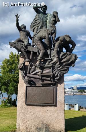 [P28] In exteriorul muzeului exista o statuie ridicata in memoria marinarilor de la bordul navelor norvegiene, victime ale celui de-al doilea razboi mondial. Multe mii dintre ei au murit, iar multi supravietuitori au fost mutilati pe viata. Dupa mai bine de 30 de ani de tacere, memorialul a marcat recunoasterea faptelor marinarilor de razboi norvegieni, memorialul fiind dezvelit de regele Olav al V-lea, in 1980. » foto by geani anto
 - 
<span class="allrVoted glyphicon glyphicon-heart hidden" id="av1349314"></span>
<a class="m-l-10 hidden" id="sv1349314" onclick="voting_Foto_DelVot(,1349314,15474)" role="button">șterge vot <span class="glyphicon glyphicon-remove"></span></a>
<a id="v91349314" class=" c-red"  onclick="voting_Foto_SetVot(1349314)" role="button"><span class="glyphicon glyphicon-heart-empty"></span> <b>LIKE</b> = Votează poza</a> <img class="hidden"  id="f1349314W9" src="/imagini/loader.gif" border="0" /><span class="AjErrMes hidden" id="e1349314ErM"></span>