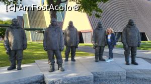 [P37] Monumentul Amundsen, o sculptura din bronz si granit a celor 5 exploratori care au ajuns la Polul Sud: Roald Amundsen, Olav Bjaaland, Helmer Hanssen, Sverre Hassel și Oscar Wisting. Aceasta a fost realizata cu ocazia implinirii a 100 de ani de la atingerea Polului Sud geografic de catre exploratorii norvegieni. » foto by geani anto
 - 
<span class="allrVoted glyphicon glyphicon-heart hidden" id="av1349521"></span>
<a class="m-l-10 hidden" id="sv1349521" onclick="voting_Foto_DelVot(,1349521,15474)" role="button">șterge vot <span class="glyphicon glyphicon-remove"></span></a>
<a id="v91349521" class=" c-red"  onclick="voting_Foto_SetVot(1349521)" role="button"><span class="glyphicon glyphicon-heart-empty"></span> <b>LIKE</b> = Votează poza</a> <img class="hidden"  id="f1349521W9" src="/imagini/loader.gif" border="0" /><span class="AjErrMes hidden" id="e1349521ErM"></span>