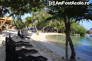 P06 [NOV-2013] insula avea si o zona de plaja cu nisip alb si apa verde
